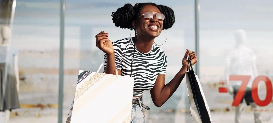 femmme avec sac magasin pour les soldes