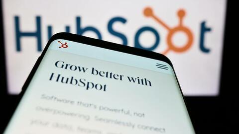 Logo de Hubspot derrière un smartphone.