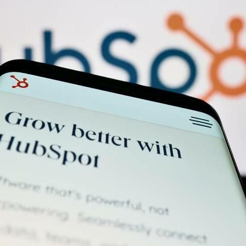 Logo de Hubspot derrière un smartphone.